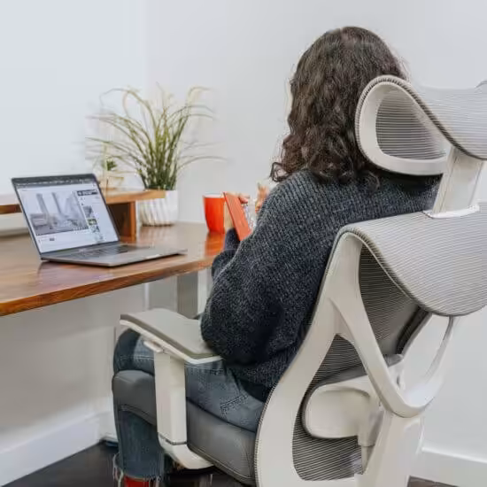 Boost your workday wellness and promote better circulation with the advanced features of the Kaichair Ergonomic Chair. EFFYDESK