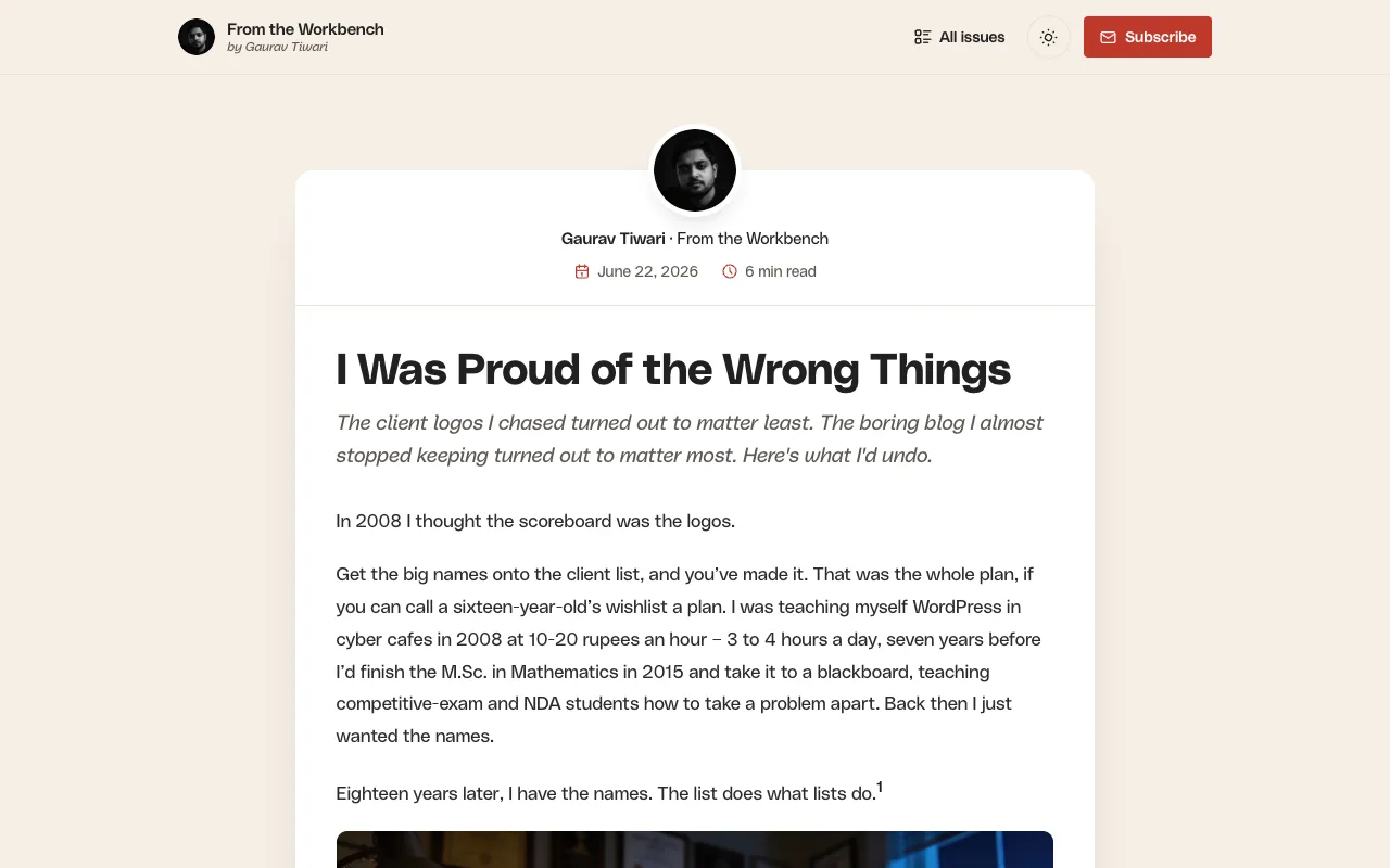 A MailerHive issue page with the sender card, title and italic subtitle
